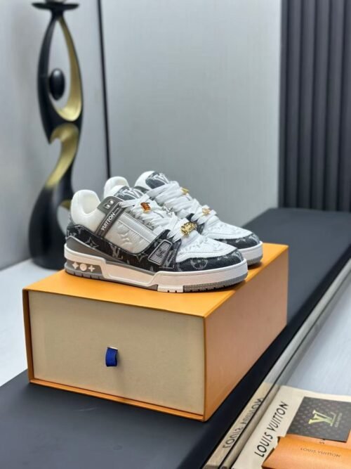 Louis Vuitton Trainer Sneakers Model：0608004