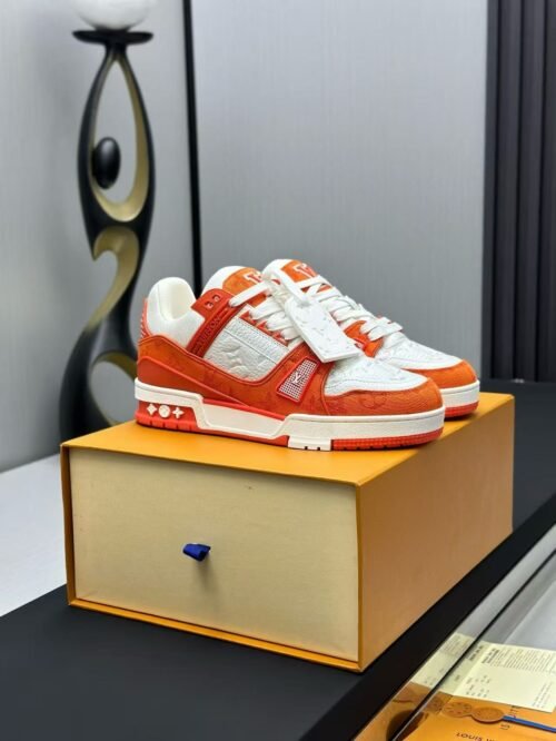 7 Louis Vuitton Trainer Sneakers Model:0608007