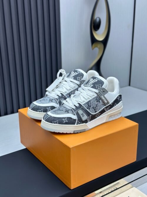 Louis Vuitton Trainer Sneakers Model：0608019