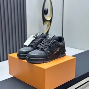 Louis Vuitton Trainer Sneakers Model：0608024