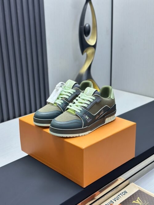 Louis Vuitton Trainer Sneakers Model：0608025