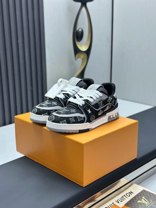 Louis Vuitton Trainer Sneakers Model：0608037